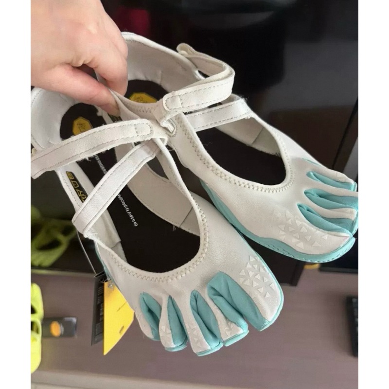 Pilates And Yoga Is Same - Jennifer tem os mesmos sapatos Fivefingers,